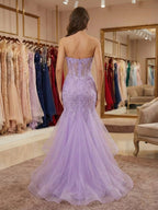 Vestido de fiesta sirena lila sin tirantes con encaje y apliques en escote corazón