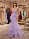 Vestido de fiesta sirena lila sin tirantes con encaje y apliques en escote corazón