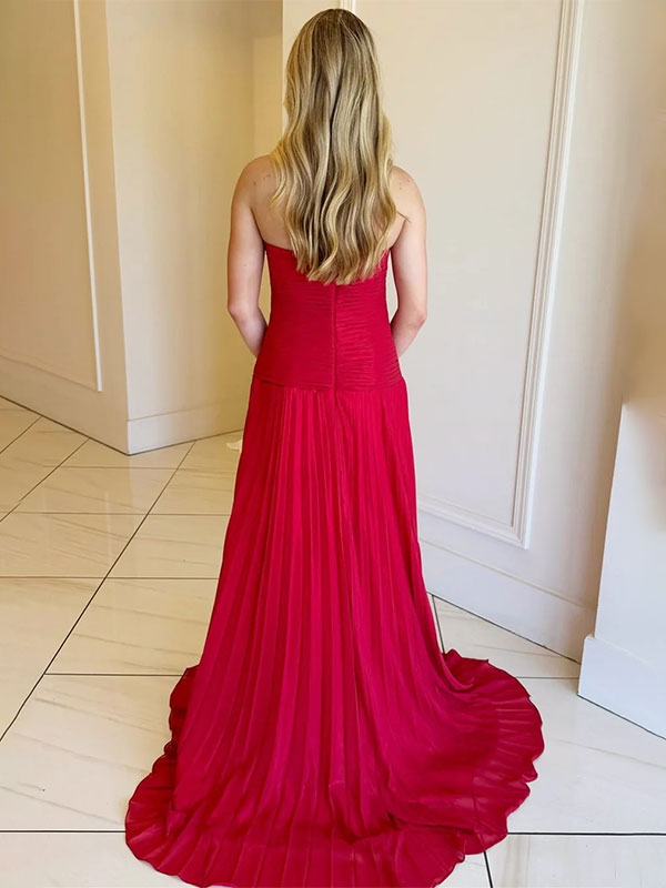 Vestido de fiesta línea A amarillo sin tirantes con escote corazón plisado y abertura alta