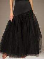 Vestido Longo Preto em Crepe Esticado, Linha A, Ombros à Mostra, Sem Mangas e Saia com Tule