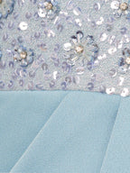 Abito lungo azzurro cielo chiaro in chiffon senza maniche con scollo a spalle scoperte e paillettes