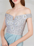 Abito lungo azzurro cielo chiaro in chiffon senza maniche con scollo a spalle scoperte e paillettes