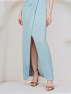 Abito lungo azzurro cielo chiaro in chiffon senza maniche con scollo a spalle scoperte e paillettes