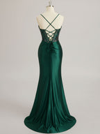 Abito da sera in raso a sirena con scollo a U, strascico e strass