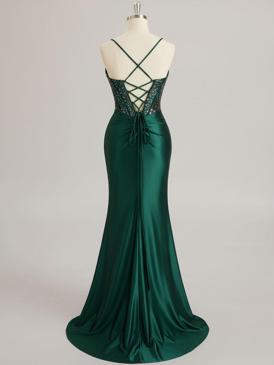 Abito da sera in raso a sirena con scollo a U, strascico e strass