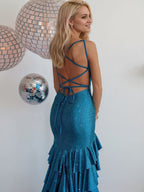 Abito lungo da sera sirena con spalline sottili, strass, volant e spacco