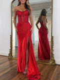 Vestido largo de fiesta sirena con corsé sin tirantes y cuentas, con abertura