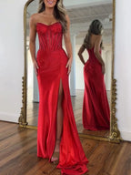Vestido largo de fiesta sirena con corsé sin tirantes y cuentas, con abertura