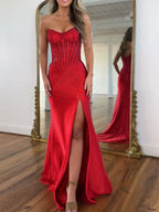 Vestido largo de fiesta sirena con corsé sin tirantes y cuentas, con abertura