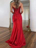 Vestido largo de fiesta sirena con corsé sin tirantes y cuentas, con abertura