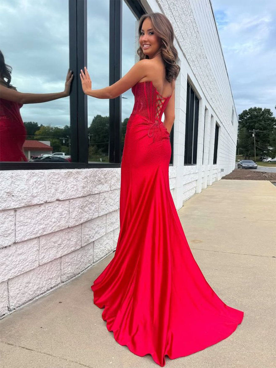 Vestido largo de fiesta sirena con corsé sin tirantes y cuentas, con abertura