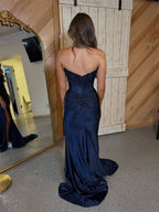 Vestido largo de fiesta sirena con corsé sin tirantes y cuentas, con abertura