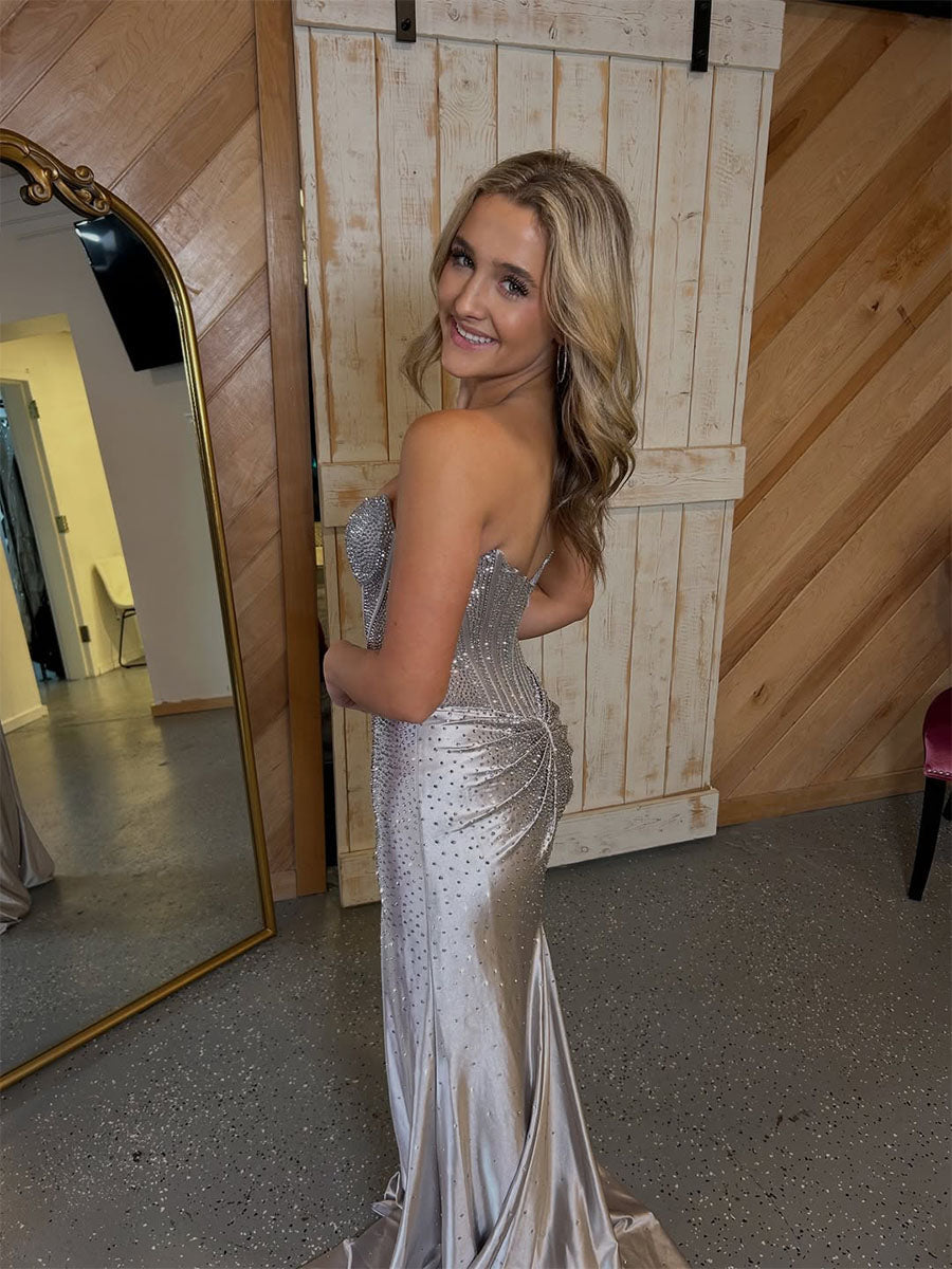 Vestido largo de fiesta sirena con corsé sin tirantes y cuentas, con abertura