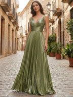 Abito da sera lungo plissettato in verde oliva metallizzato, linea a trapezio