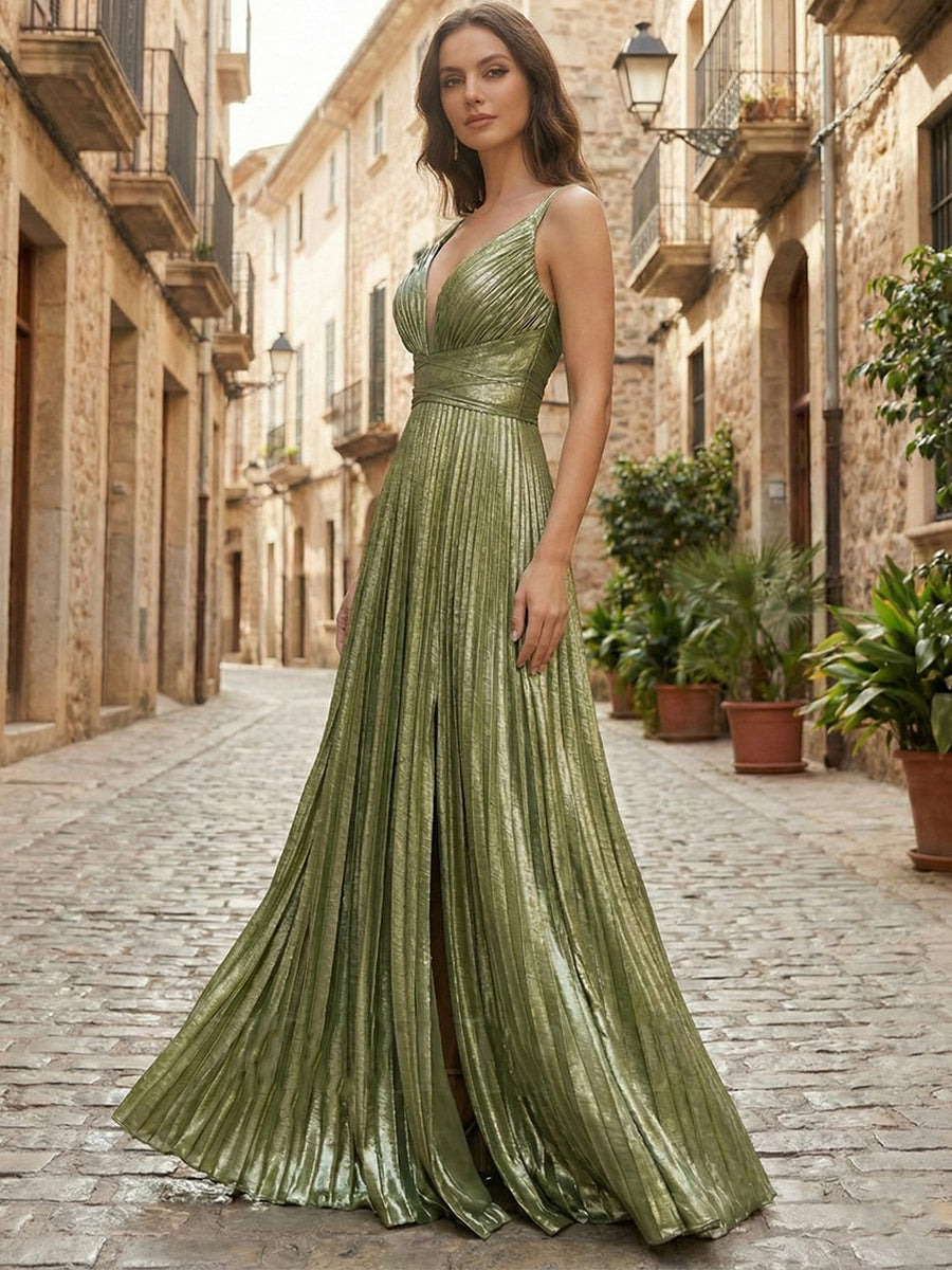 Abito da sera lungo plissettato in verde oliva metallizzato, linea a trapezio