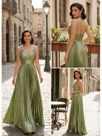 Abito da sera lungo plissettato in verde oliva metallizzato, linea a trapezio