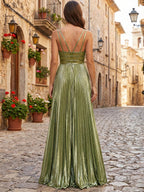 Abito da sera lungo plissettato in verde oliva metallizzato, linea a trapezio