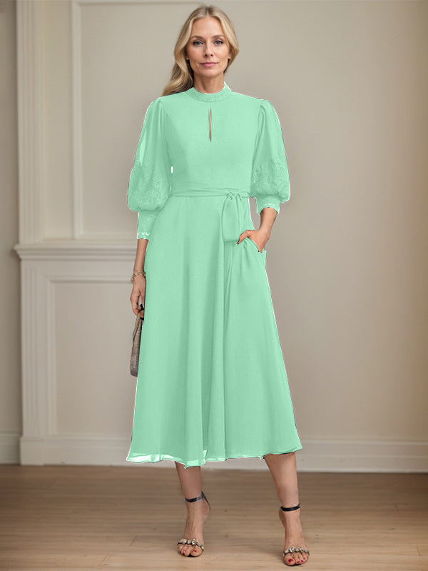 A-Linien Kleid mit hohem Kragen, tea-länge, Spitze und Chiffon, Brautmutterkleid mit Schleife
