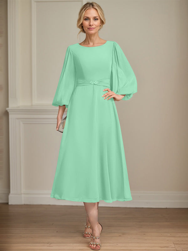 A-Linien Rundhals Tee-Länge Chiffon Kleid für die Brautmutter mit Kristallbrosche und Plissees