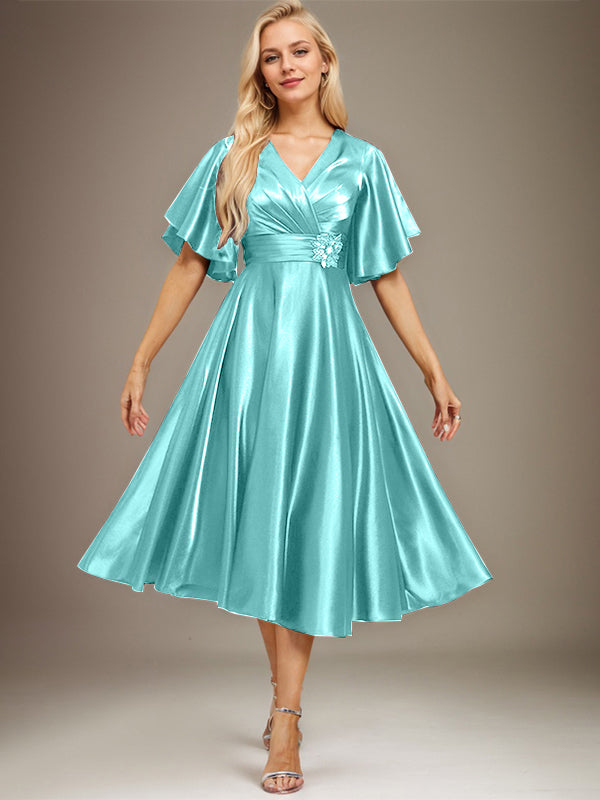 A-Linien V-Ausschnitt knielanges Stretch-Satin-Mutter-der-Braut-Kleid mit Perlen und Falten