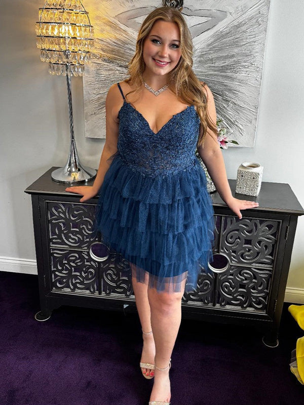 Robe courte pour bal de promo à bretelles spaghetti, appliques et volants