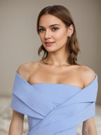 Vestido formal azul de crepe stretch, sem mangas, comprimento tea, com ombros à mostra