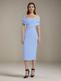 Vestido formal azul de crepe stretch, sem mangas, comprimento tea, com ombros à mostra