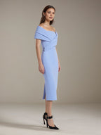 Vestido formal azul de crepe stretch, sem mangas, comprimento tea, com ombros à mostra