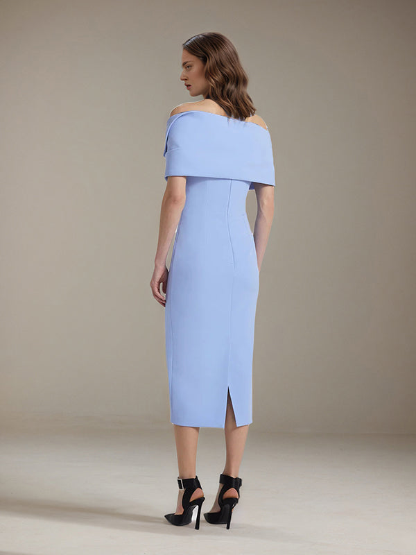 Vestido formal azul de crepe stretch, sem mangas, comprimento tea, com ombros à mostra