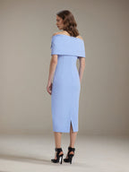 Vestido formal azul de crepe stretch, sem mangas, comprimento tea, com ombros à mostra