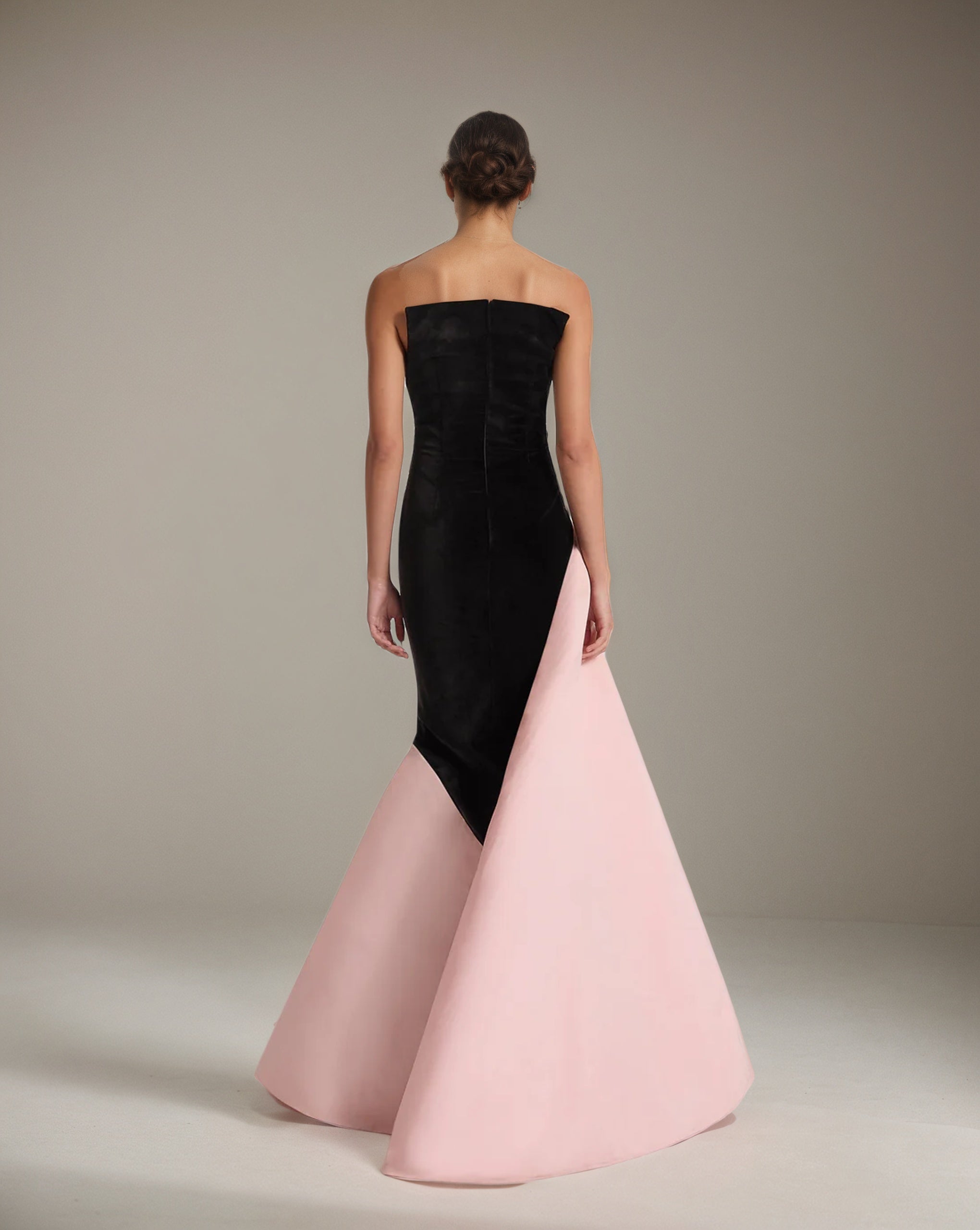Robe formelle longue noire et rose en crêpe stretch, épaules dénudées, sans manches