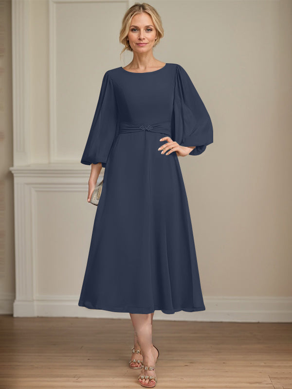 A-Linien Rundhals Tee-Länge Chiffon Kleid für die Brautmutter mit Kristallbrosche und Plissees