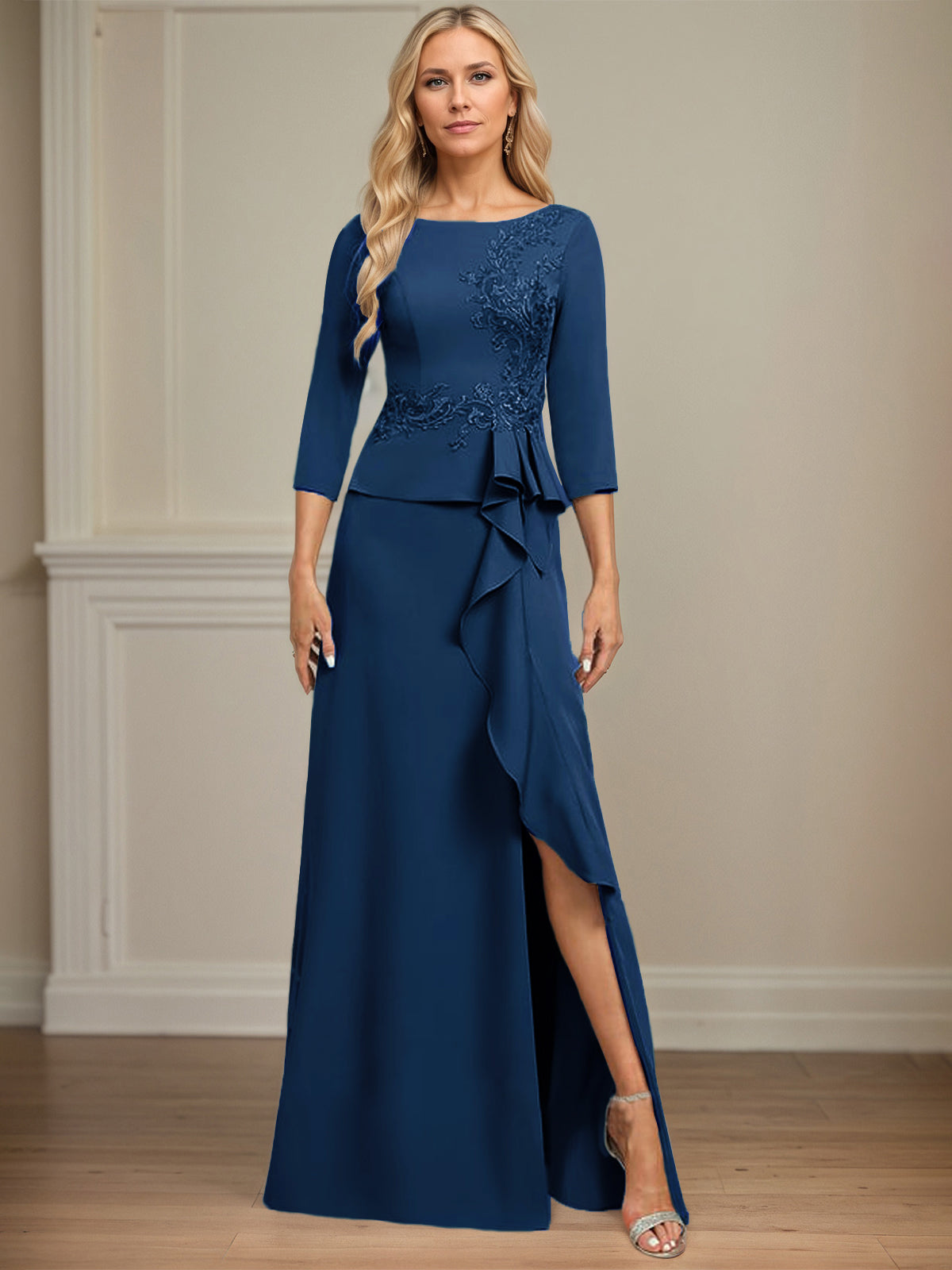 Eng anliegendes bodenlanges Kleid aus Stretch-Crêpe mit Rundhalsausschnitt, Säulenschnitt und kaskadierenden Rüschen-Applikationen