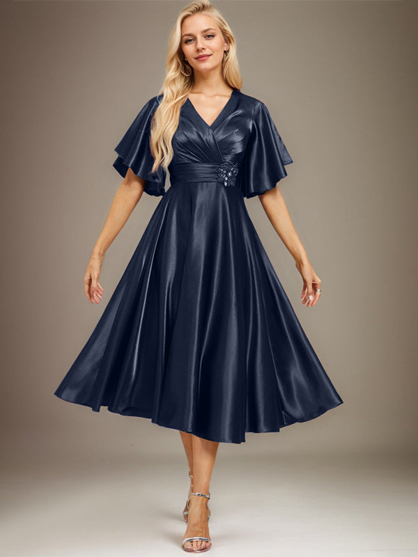 A-Linien V-Ausschnitt knielanges Stretch-Satin-Mutter-der-Braut-Kleid mit Perlen und Falten