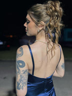 Abito lungo in raso blu navy con spalline sottili arricciate