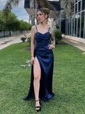 Abito lungo in raso blu navy con spalline sottili arricciate