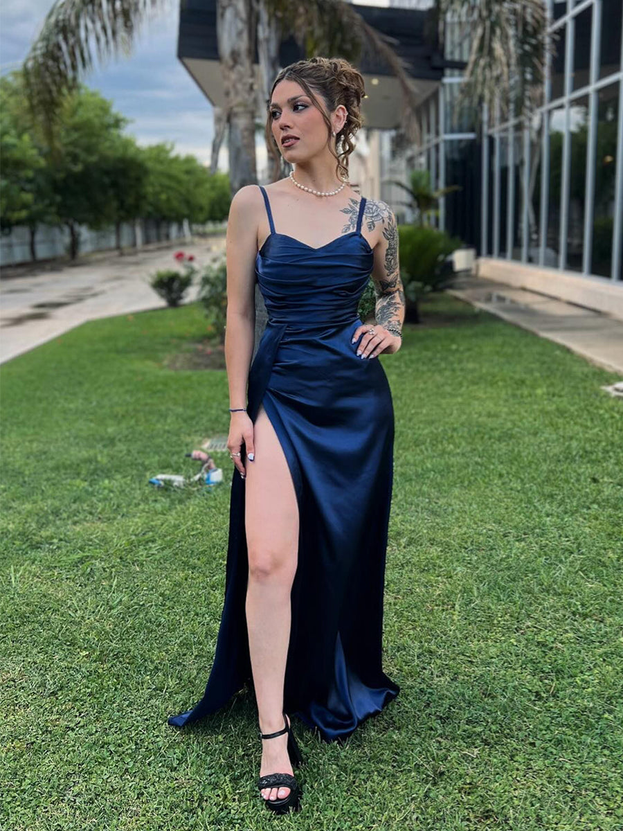 Abito lungo in raso blu navy con spalline sottili arricciate