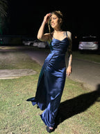 Abito lungo in raso blu navy con spalline sottili arricciate