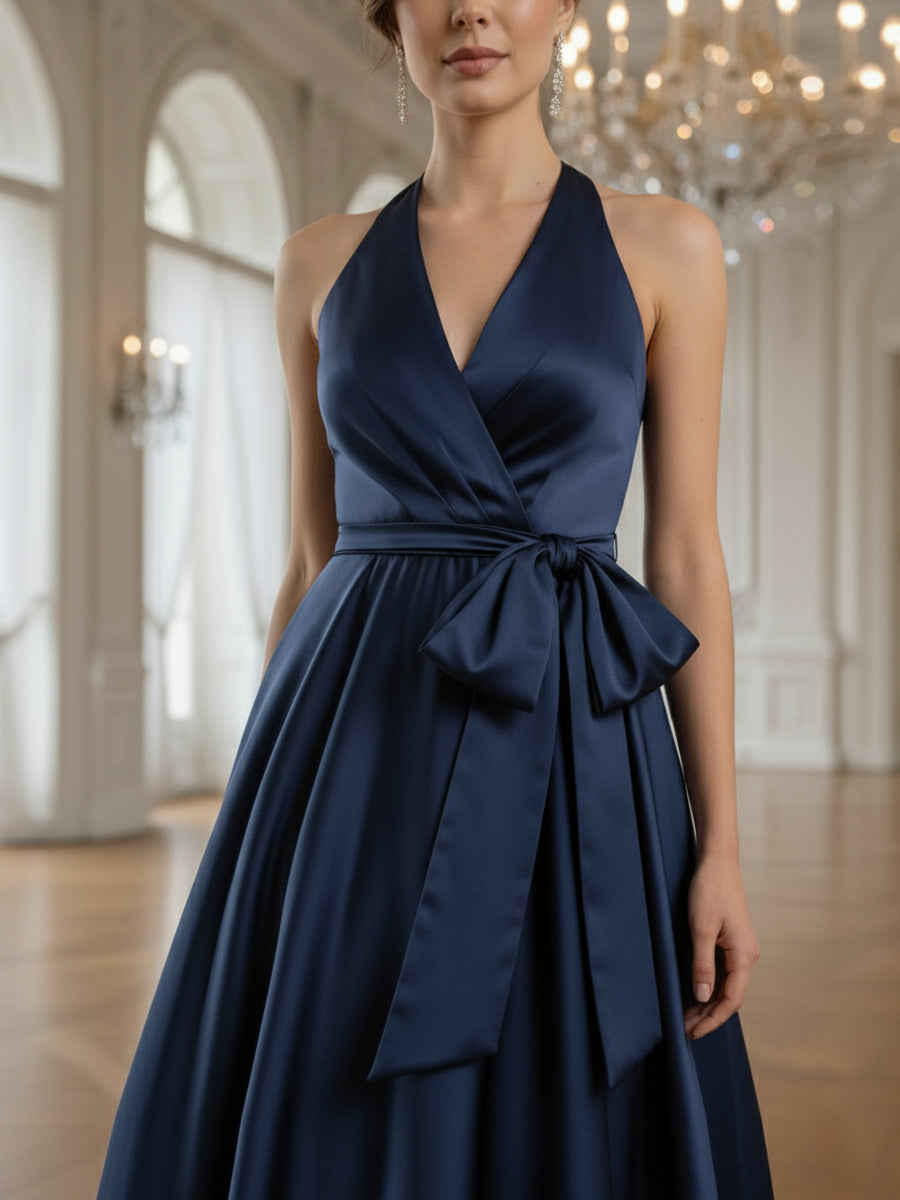 Vestido halter azul marino de satén con bajo alto-bajo y lazo en la cintura