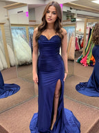 Robe de bal en satin bleu marine bustier froncé avec bordure en dentelle