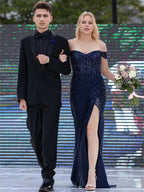 Vestido de baile azul marinho ombro a ombro com bordados intrincados e fenda alta