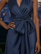 Marineblaues Satin Neckholder Kleid mit High-Low Volantrock