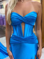 Abito da ballo blu navy a sirena con corsetto senza spalline e spacco