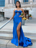 Abito da ballo blu navy a sirena con corsetto senza spalline e spacco
