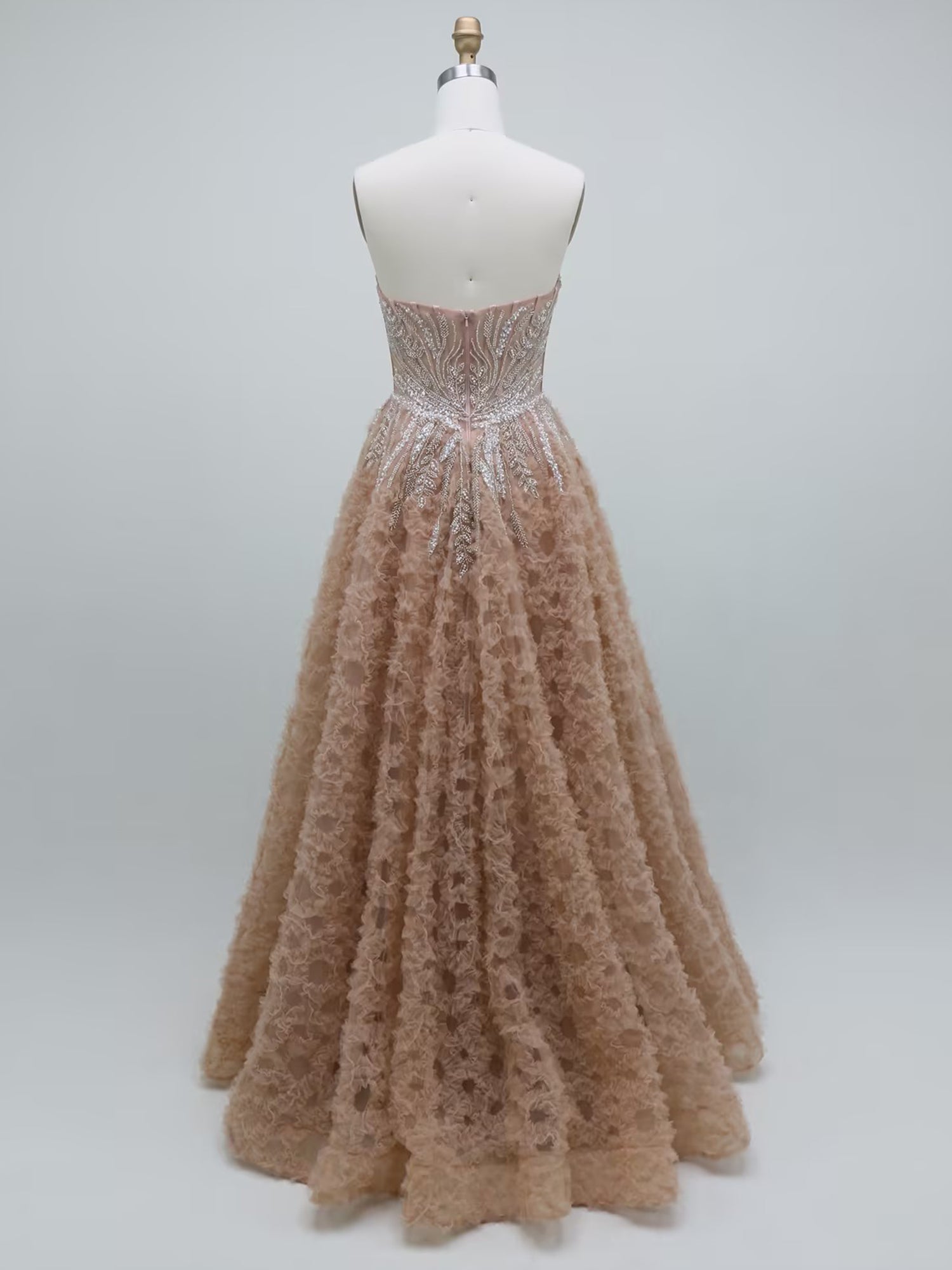 Abito lungo da ballo champagne nudo senza spalline con corsetto di cristalli e tessuto strutturato