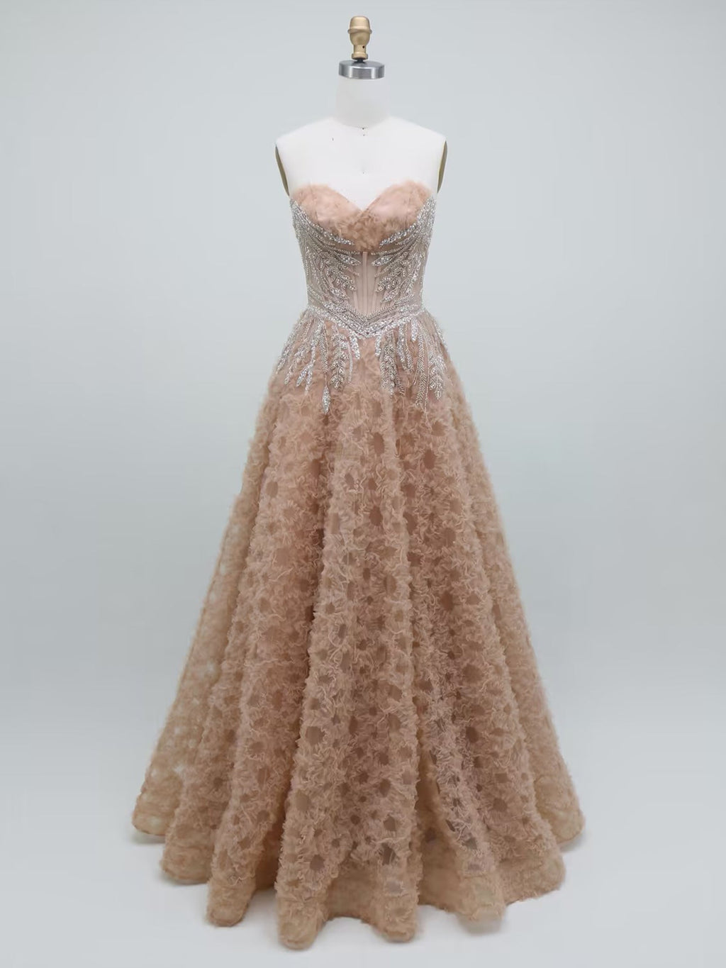 Abito lungo da ballo champagne nudo senza spalline con corsetto di cristalli e tessuto strutturato