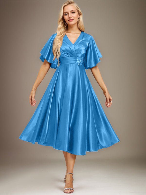 A-Linien V-Ausschnitt knielanges Stretch-Satin-Mutter-der-Braut-Kleid mit Perlen und Falten