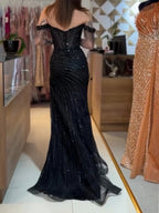 Abito da sera lungo in tulle con perline e spalline scoperte, decorato con paillettes a spirale