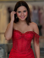 Abito da sera lungo in tulle con perline e spalline scoperte, decorato con paillettes a spirale
