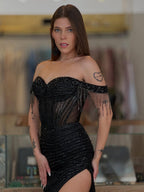 Abito da sera lungo in tulle con perline e spalline scoperte, decorato con paillettes a spirale